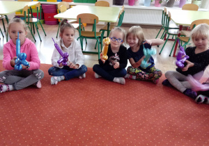 Dzieci pokazują balonowe pieski